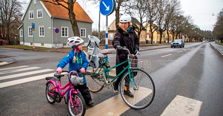 Ersätt inte bussen med bilen – viktigt att barn kan gå och cykla säkert till skolan